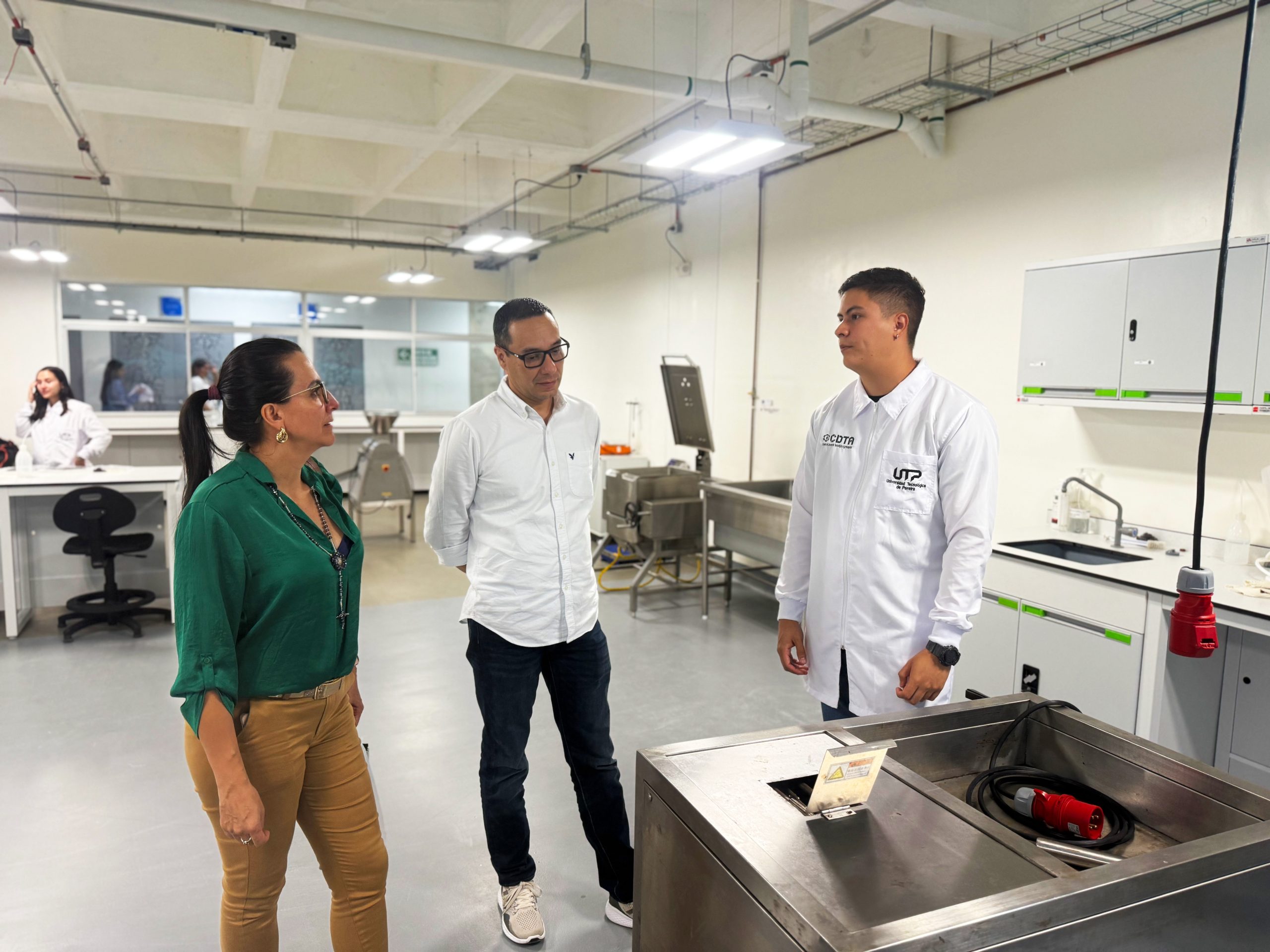 Funcionarios y docentes de la Universidad de los Llanos visitaron las instalaciones del Centro de Desarrollo Tecnológico Agroindustrial (CDTA) de la Universidad Tecnológica de Pereira (UTP), con el fin de conocer las capacidades tecnológicas con las que cuenta el Centro.